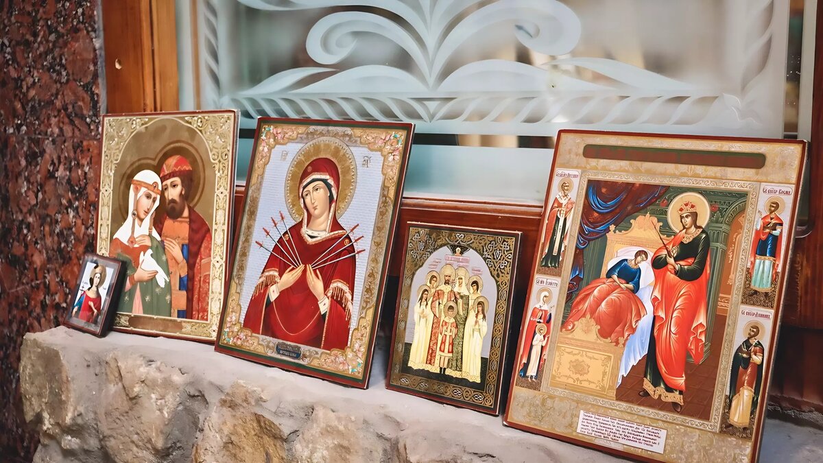     В селе Кулаково Тюменской области обнаружили склеп купца Николая Чукмалдина, сообщает телеканал «Регион-Тюмень». Захоронение нашли во время ремонта отмостки в храме Николая Чудотворца. Оно было засыпано мусором и землей.