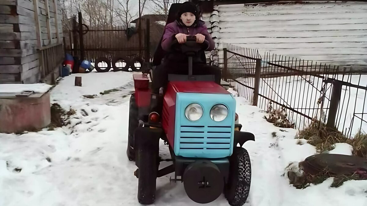 Подросток под Новосибирском собрал из старого металлолома рабочий трактор |  Atas.info | Дзен