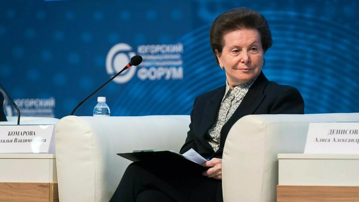     В рамках предновогодней акции губернатор ХМАО Наталья Комарова исполнит детские желания. Она выбрала шесть игрушек на «Елке желаний».