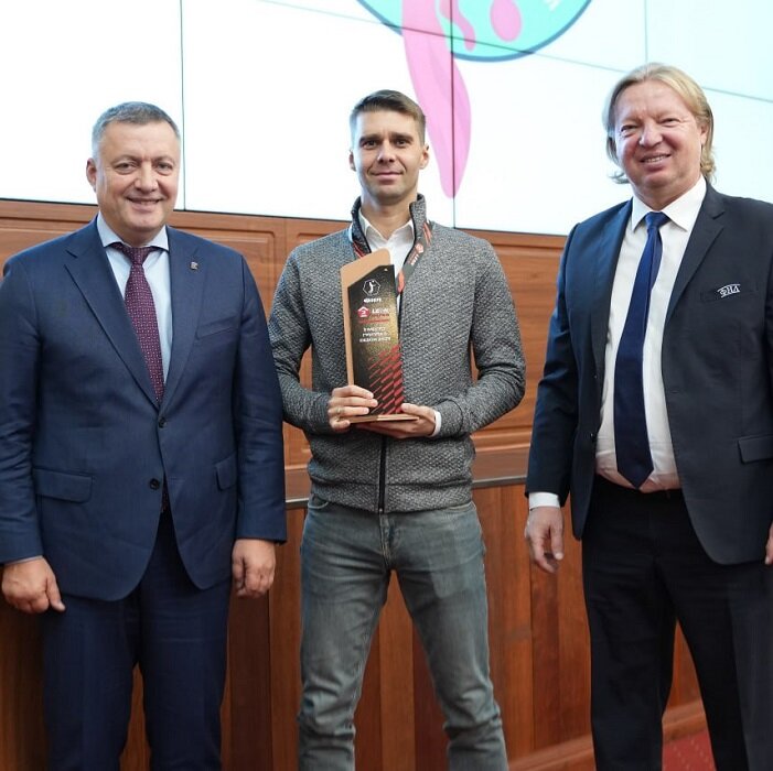 Торжественная церемония награждения футбольного клуба «Иркутск», который в минувшем сезоне выиграл бронзовые медали первенства России по футболу среди команд второй лиги «Б», прошла в правительстве Иркутской области.