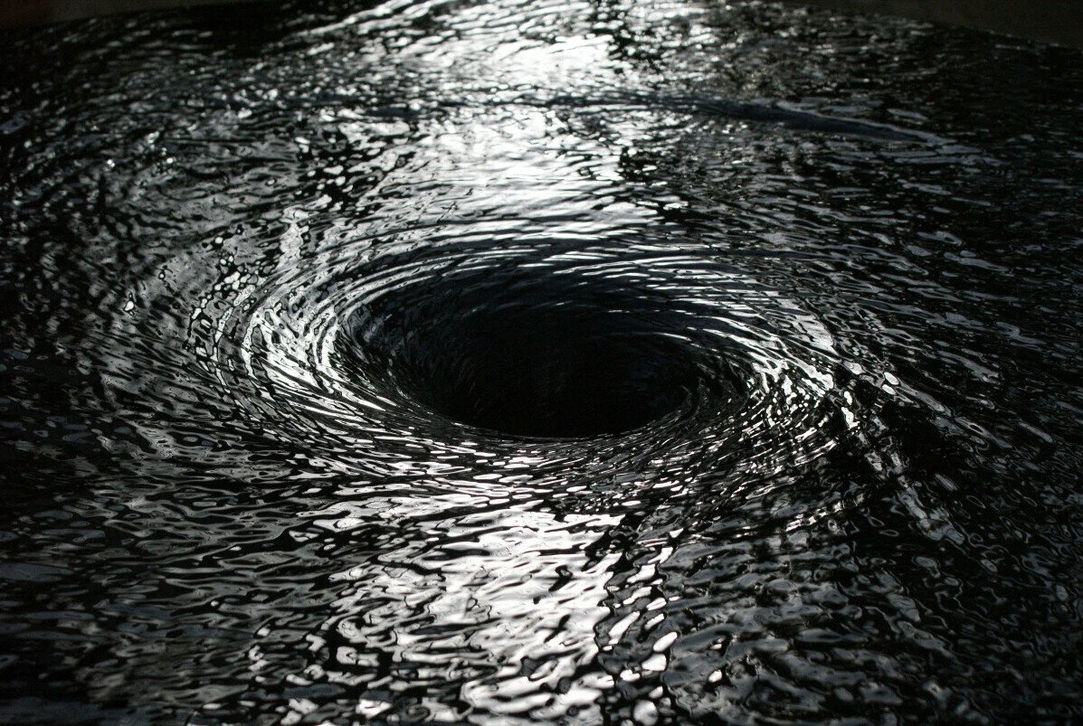 Что такое омут. Водоворот сальтстраумен. омут водоворот. страшный водоворот. черная дыра в воде.