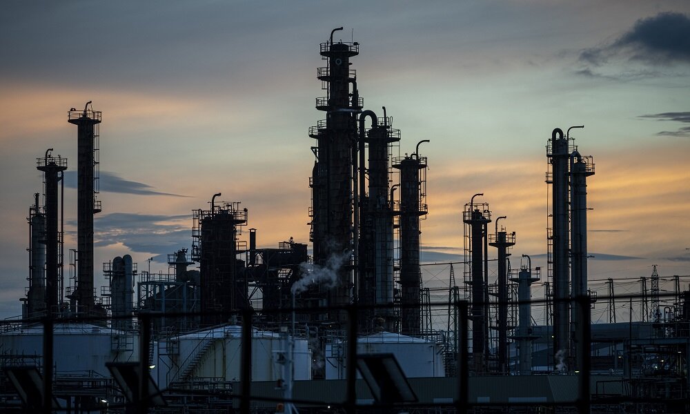    Газ некуда девать, а топим дровами