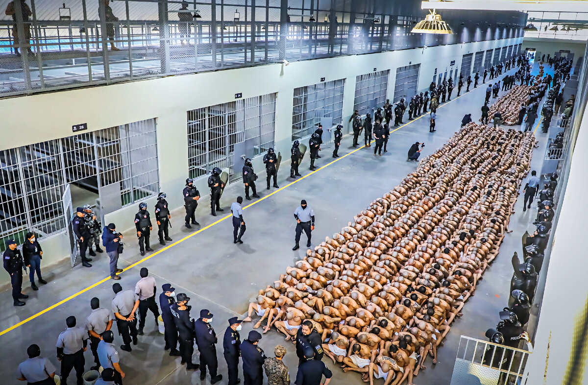 7. Самый молодой президент построил мега-тюрьму.