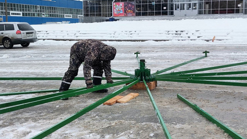     Возведение снежного городка на площади Сахарова. Анна Зайкова