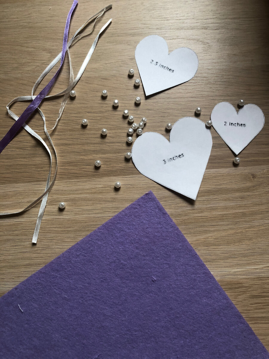 Для её пошива взяла лист фетра, распечатала шаблон, нашла у себя бусины, подобрала подходящие ленточки, ниток в цвет не нашла, нашла тонкую леску(рыбацкую).