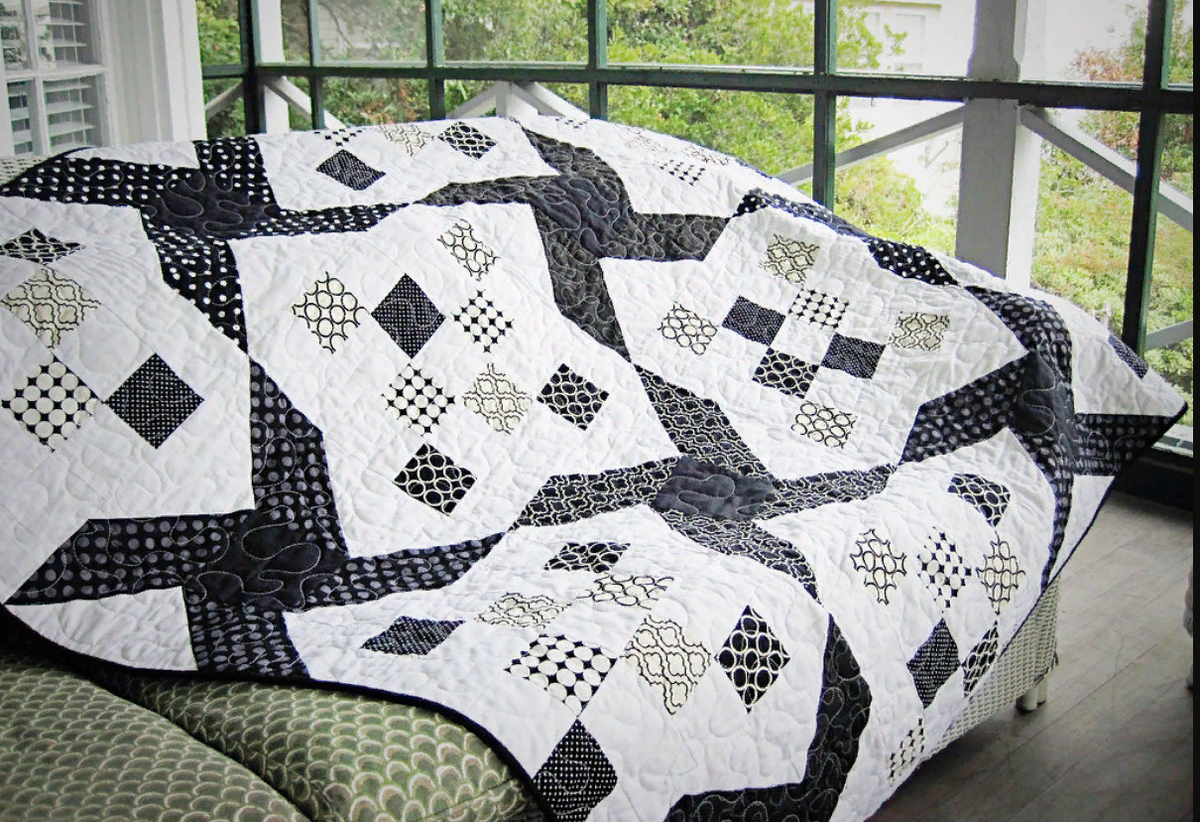 черное лоскутное одеяло. плед голубой. бело синее лоскутное покрывало. лоскутное одеяло в черно белых тонах. черно белый пэчворк.