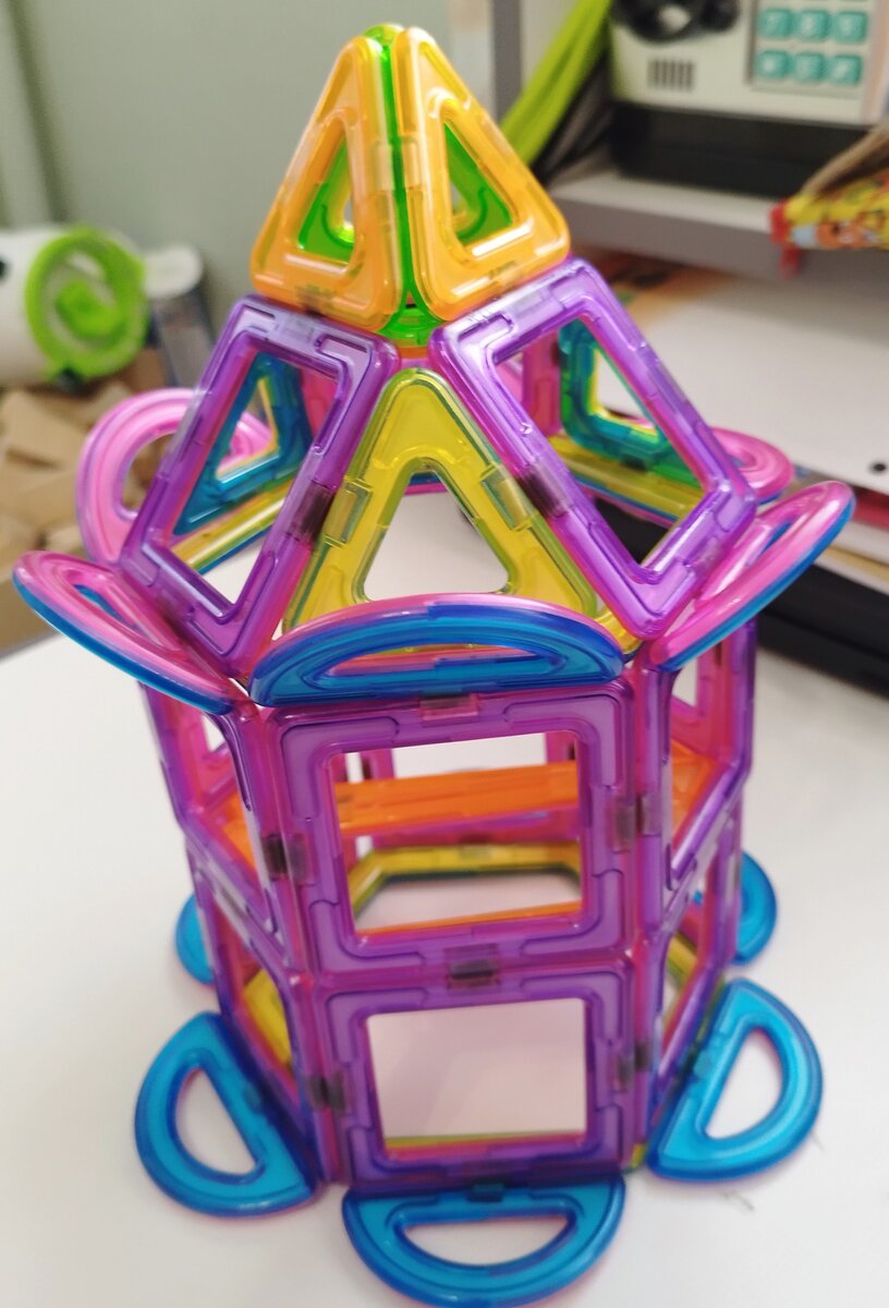 Артём собирает всякое из магнитов, за 3 года конструктор ему не наскучил