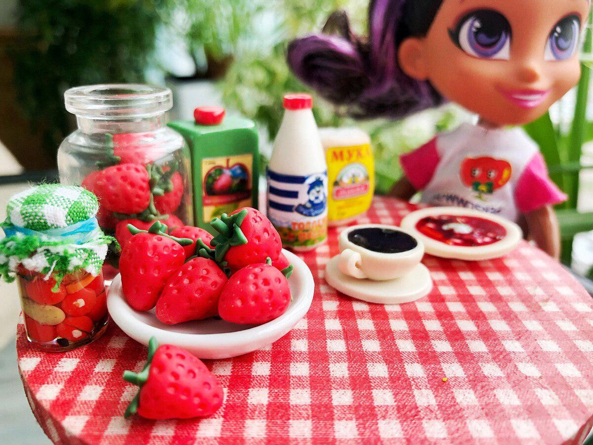 Смотрите, на мини-молоке и муке даже этикетки «настоящие» 