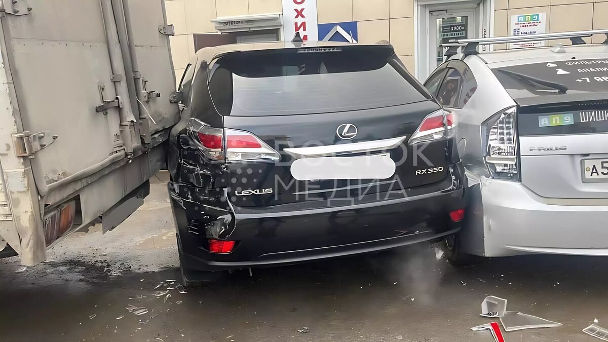     Очень дорогое ДТП произошло во Владивостоке в районе Седанки. Не очень дорогая машины снесла две, которые куда дороже.