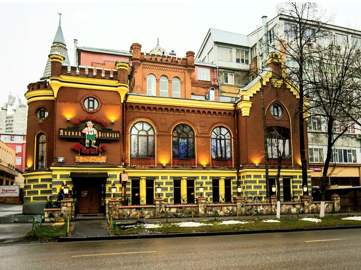 Адрес: Воронцовская улица, дом 35 Б, корпус 1, 2 этаж. Фотография взята из открытого сайта бара "Старина Мюллер"