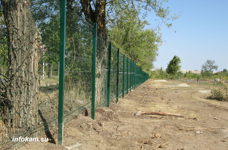    Уже построенная часть ограждения парка Текстильщиков со стороны улицы Текстильной