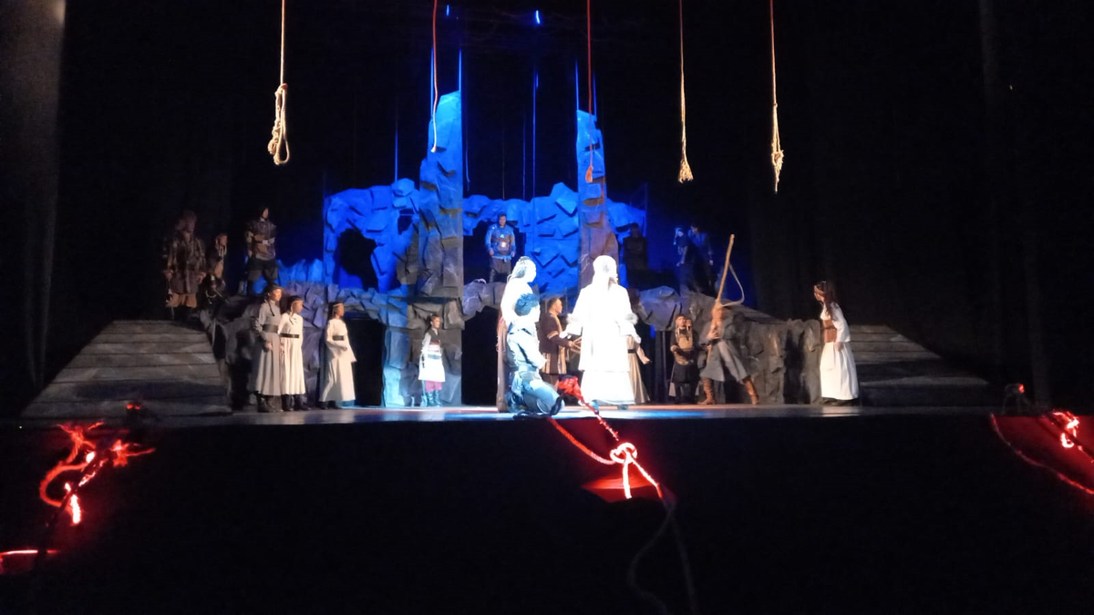 Фото одной из сцен в постановке "Баян Сулу и Козы Корпеш" - сделано автором данной статьи