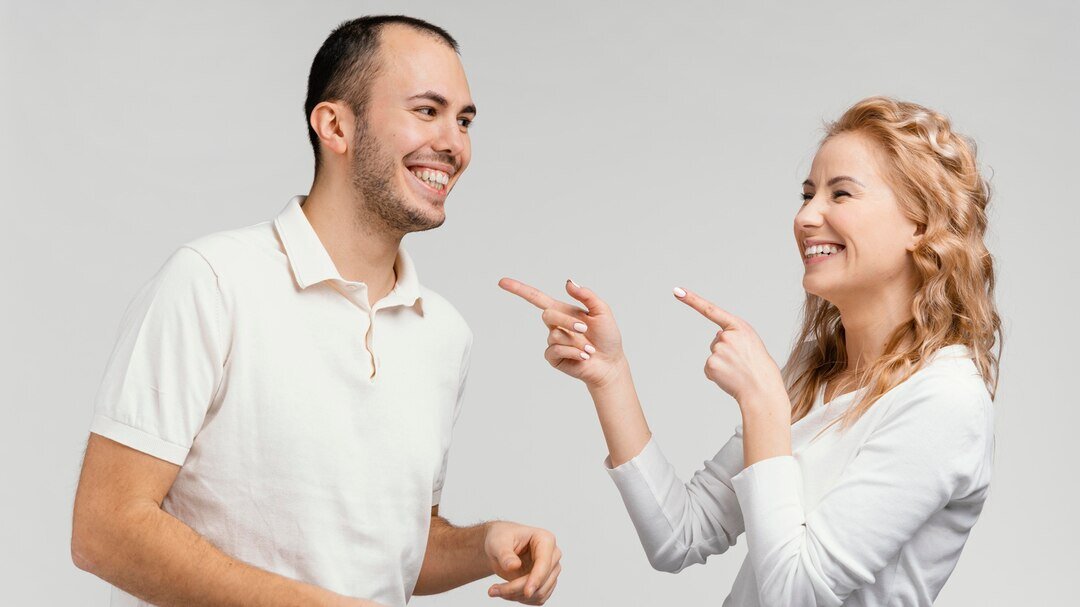 Изображение от <a href="https://ru.freepik.com/free-photo/woman-pointing-at-man-laughing_12478184.htm#query=%D0%9C%D1%83%D0%B6%D1%87%D0%B8%D0%BD%D1%8B%20%D0%B8%20%D0%B6%D0%B5%D0%BD%D1%89%D0%B8%D0%BD%D1%8B%20%D0%BE%D0%B1%D1%89%D0%B5%D0%BD%D0%B8%D0%B5&position=7&from_view=search&track=ais&uuid=2b640478-fb2b-4f97-8e49-f735474b56d4">Freepik</a>