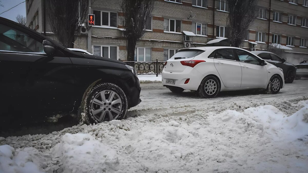     Режим будет действовать до улучшения погодных условий. Автомобилистам рекомендуют отказаться от дальних поездок.