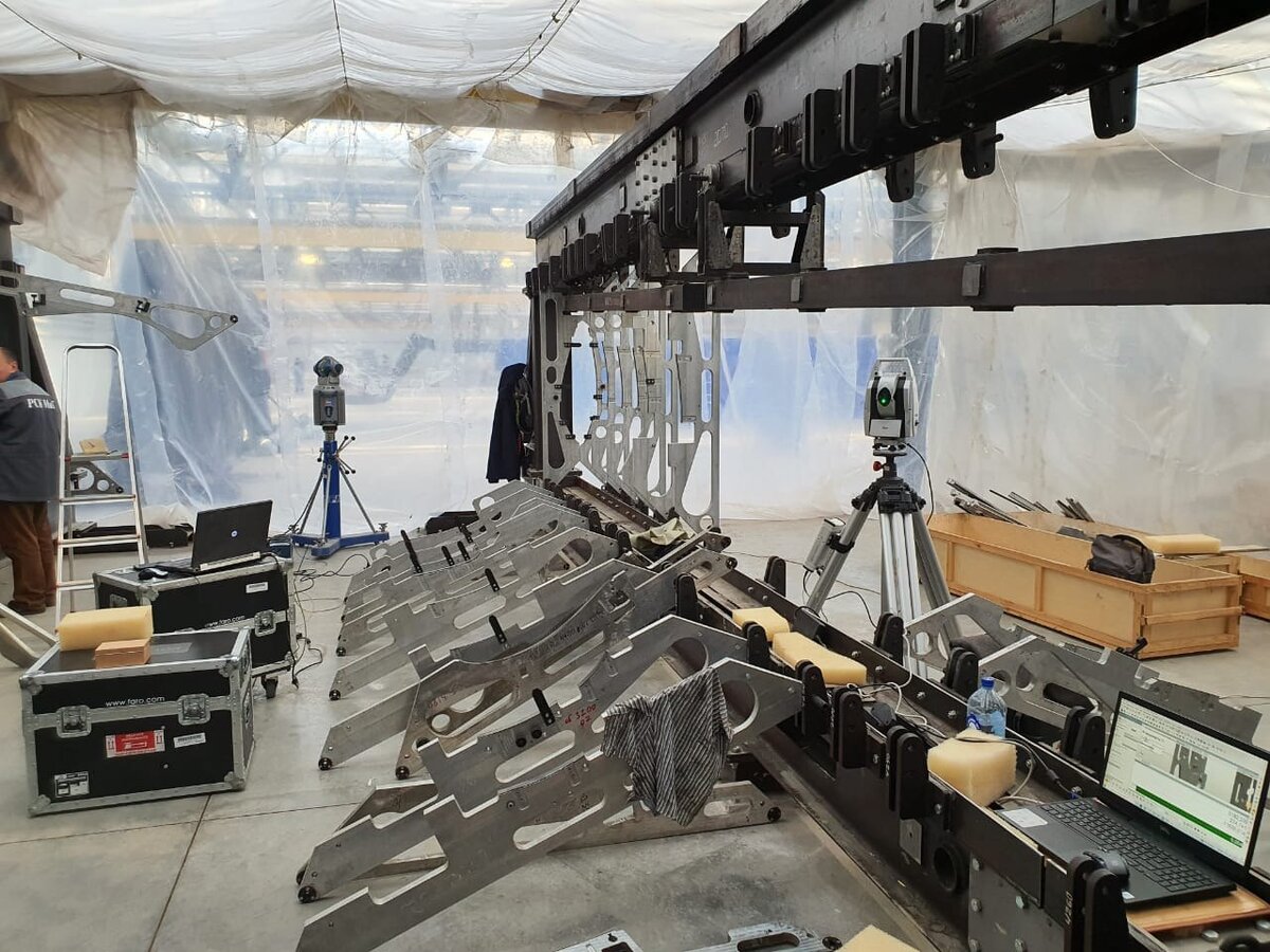 Выставление стапелей для беспилотного самолета лазерным трекером Leica AT960