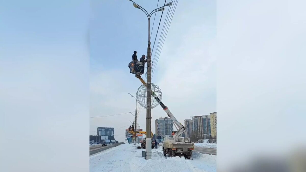     В настоящее время в Ижевске на улице 10 лет Октября рабочие устанавливают огромные светящиеся шары.