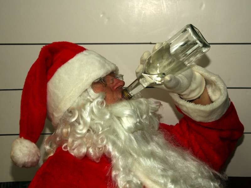 -И снова мне выпить за наступающий Новый год предложили... Ну, как тут откажешься? 