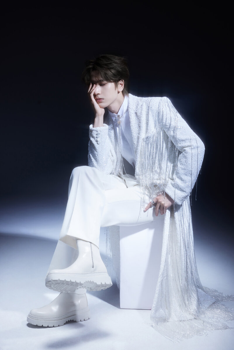 На Линхэ в разных образах можно смотреть бесконечно, как на огонь и воду. 2023