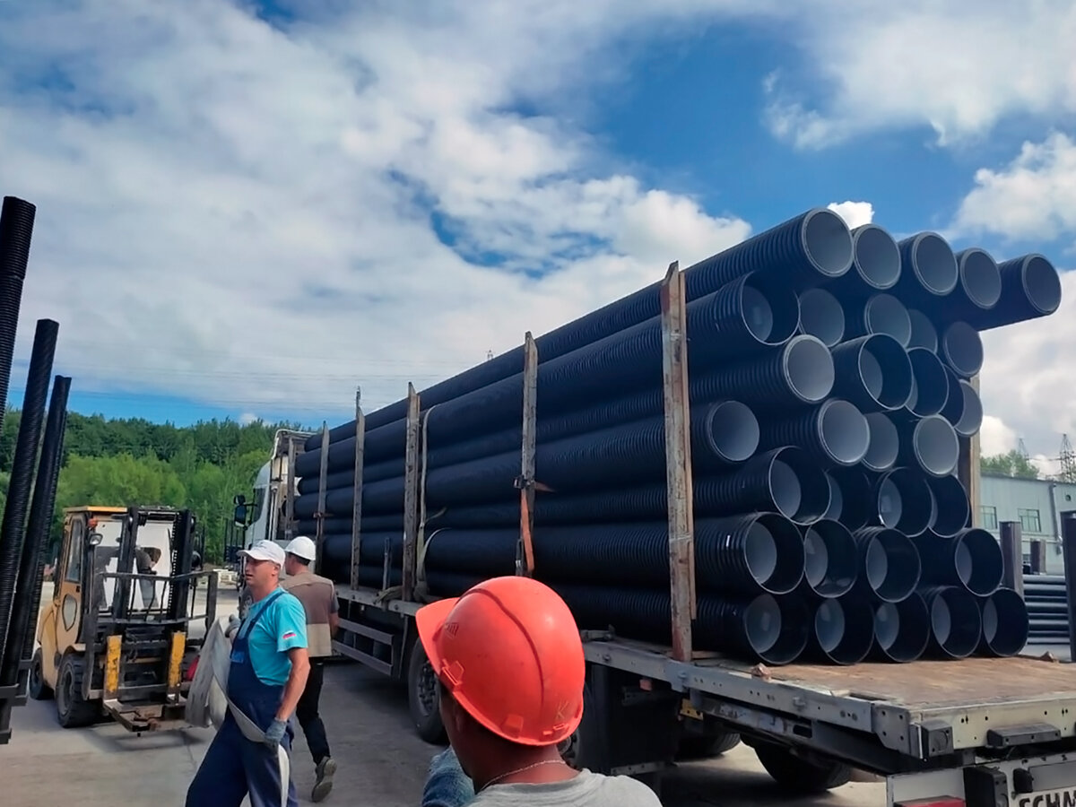 Труба КОРСИС DN/OD 400 SN8 11,7 м. Её легко штабелировать, для транспортировки достаточно крепления ремнями.