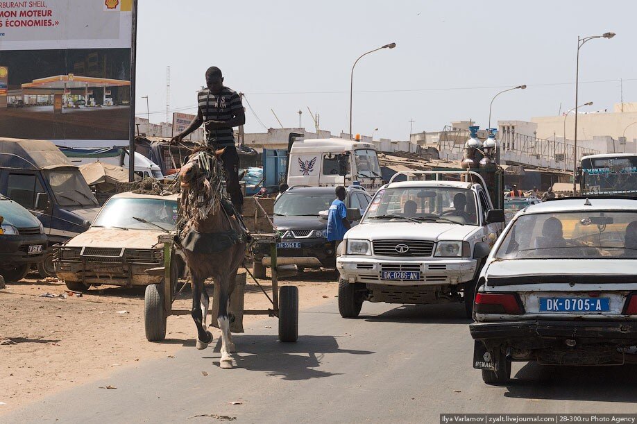 Африканская столица дакар. Дакар столица Сенегала. Автомобили в Сенегале. Сенегал транспорт. Дакар Сенегал достопримечательности.