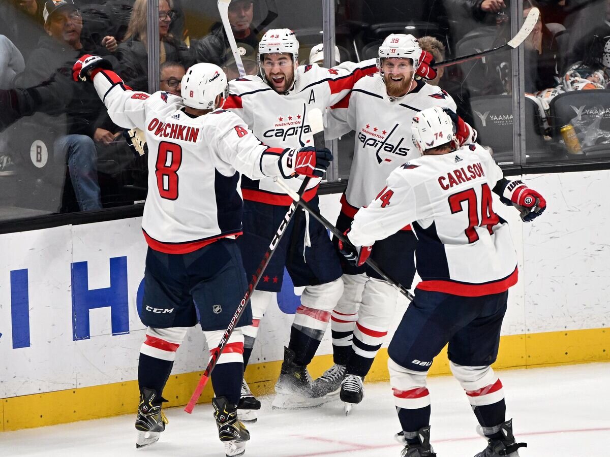    Александр Овечкин и хоккеисты "Вашингтон Кэпиталз" празднуют гол© Фото : twitter.com/capitalspr