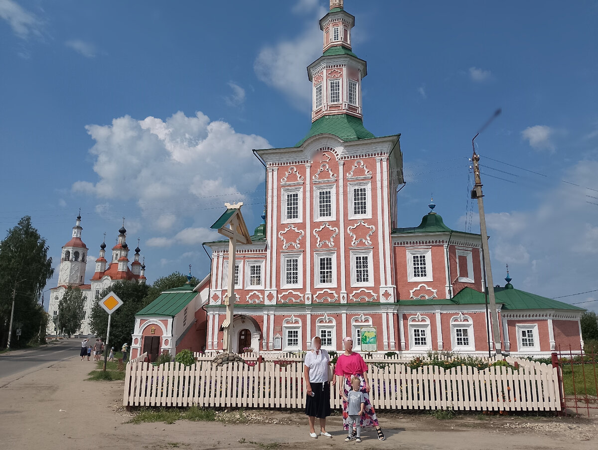 Рождественская церковь, 18 век, на заднем плане Входоиерусалимская церковь, 18 век (сейчас Музей мореходов)