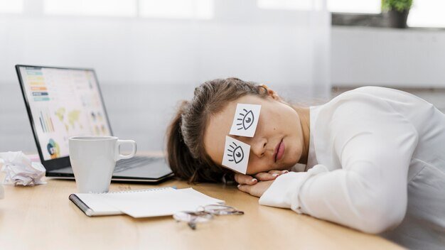 Изображение от <a href="https://ru.freepik.com/free-photo/tired-businesswoman-covering-her-eyes-with-drawn-eyes-on-paper_11905105.htm#query=%D0%91%D0%B5%D1%81%D1%81%D0%BE%D0%BD%D0%BD%D0%B8%D1%86%D0%B0&position=12&from_view=search&track=sph&uuid=0ef50d00-b627-46a6-9fc2-8ab9801d5d31">Freepik</a>