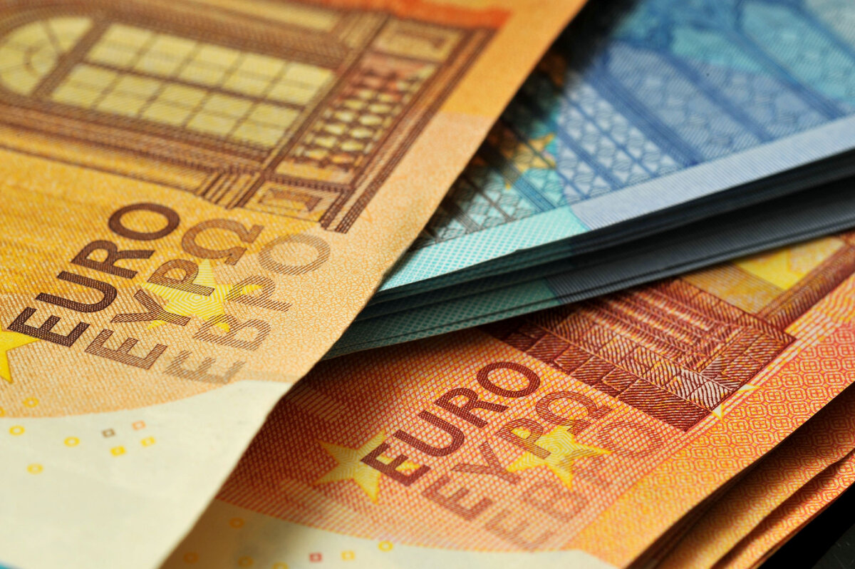 Фрагменты банкнот евро различного номинала // Sputnik / Алексей Сухоруков