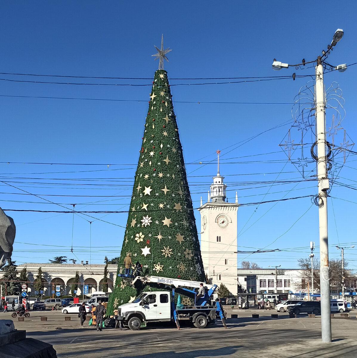 Мимо проходил - а там елку украшают. Внезапно осознал, что скоро Новый год) Всех с праздником!