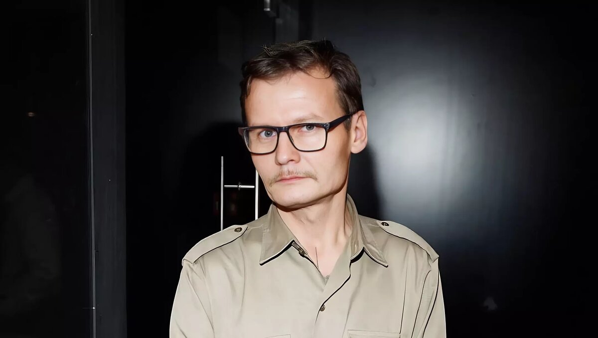     Автор книги «Слово пацана» Роберт Гараев заявил, что родители должны объяснять своим несовершеннолетним детям причины происходящего в одноименном сериале. Своим мнением он поделился в интервью «Фонтанке».