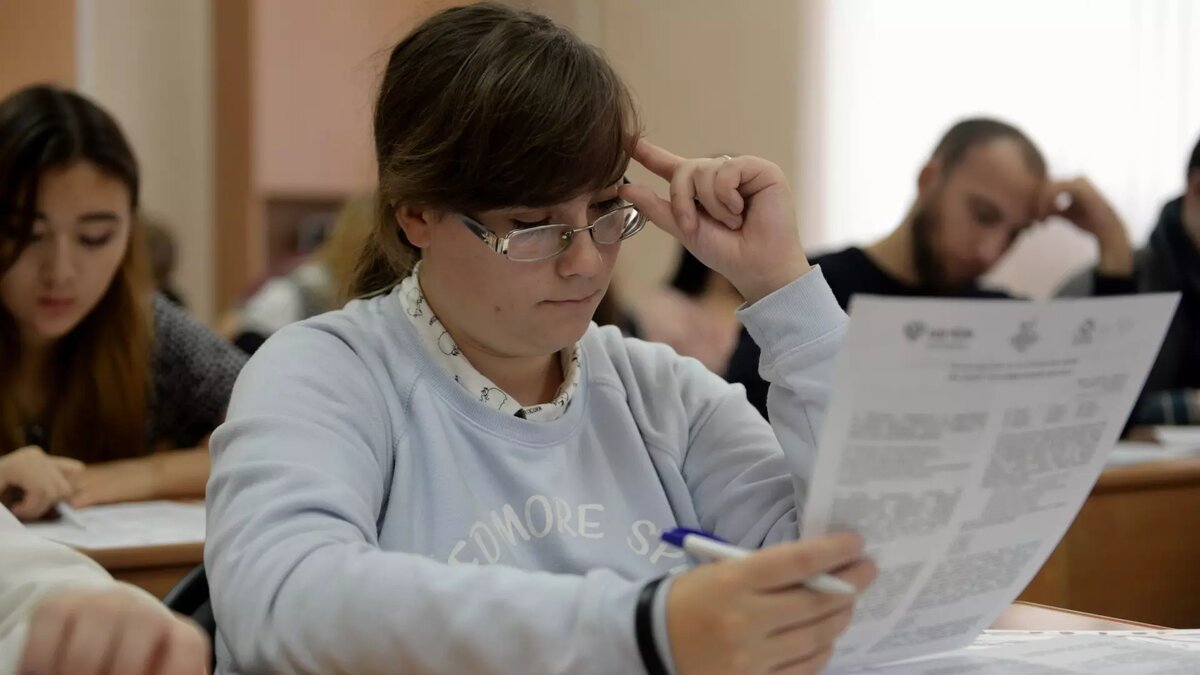     Старшеклассники в Нижневартовске пришли в школу, несмотря на актированный день. Перенести итоговое сочинение было нельзя.