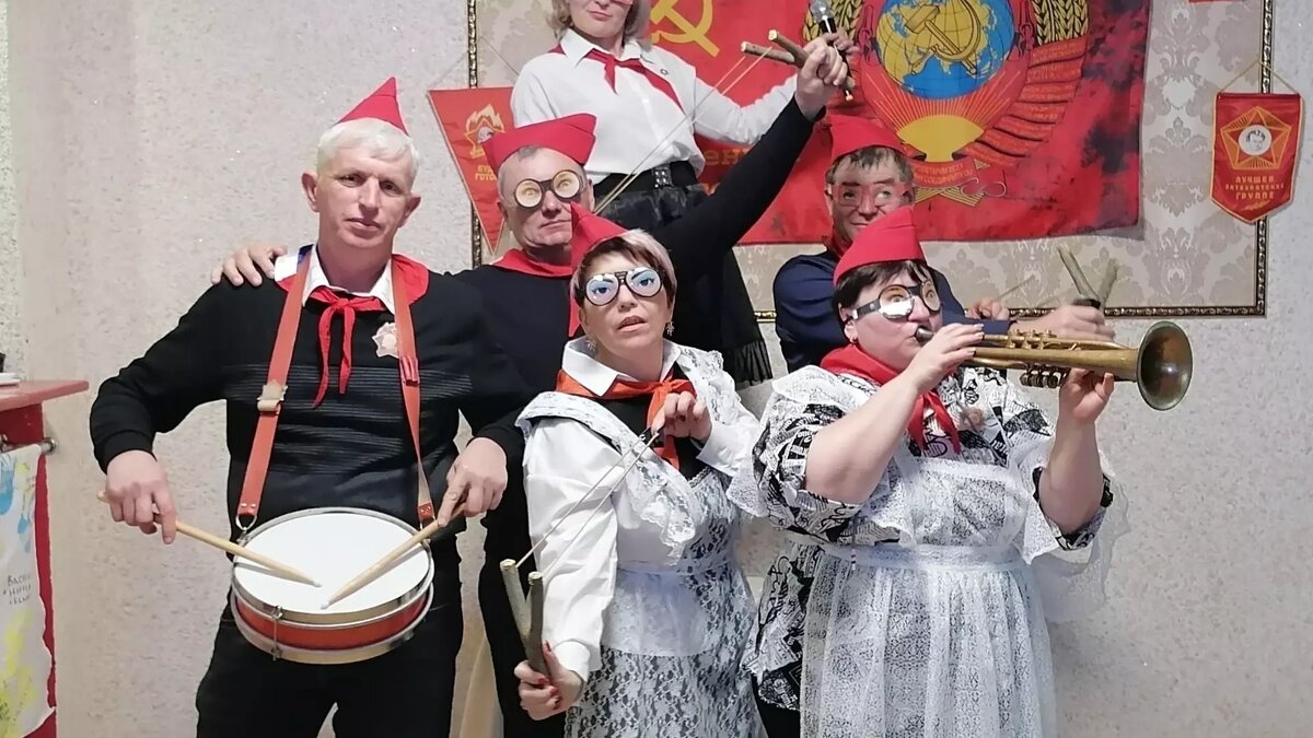     Пионерлагерь для взрослых в Адыгее собирает вместе ностальгирующих по СССР. Красные галстуки, барабанные марши, возложение цветов к памятнику Ленина, ретродискотеки, и никто не крутит у виска, отмечают участники. «Вперёд в СССР» — мы поговорили с вдохновителями идеи. Диалог вышел странным.