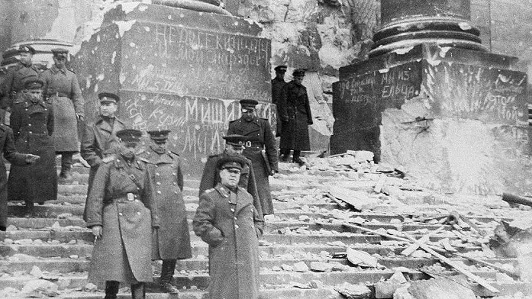 Британцы в берлине 1945 год. Генерал берзарин комендант берлина. Прах этого советского военачальника бравшего берлин. Генерал николай эрастович берзарин. Генерал-фельдмаршал манштейн.