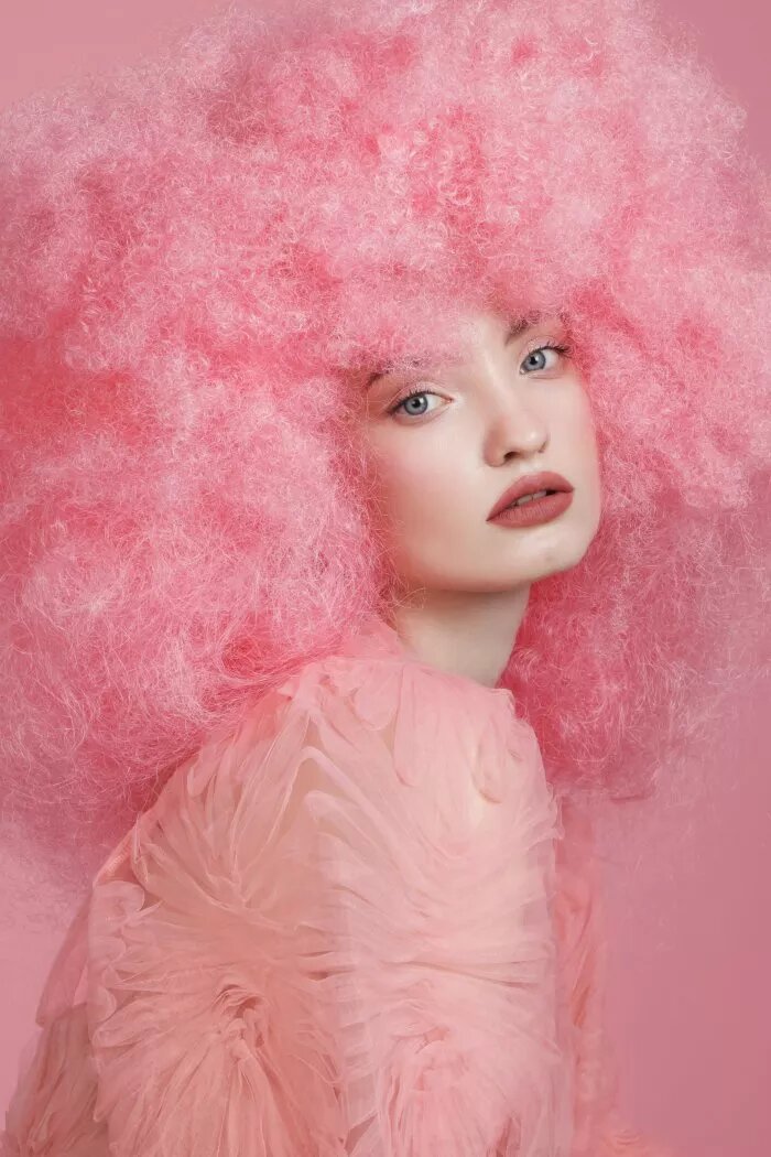 Этот тренд уже несколько месяцев популярен в ТикТок: искусственные веснушки, розовые румяна, блеск для губ, подводка для глаз и заколки для волос в детской стиле.