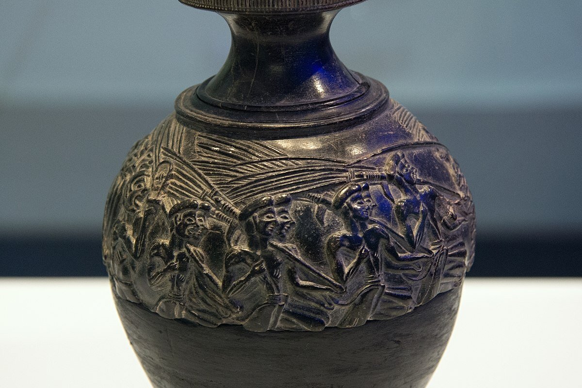 стеклянные ампулы старинные. как сосуд женщины домашние. кувшин в древности. амфора сосуд древней греции. глиняный кувшин.