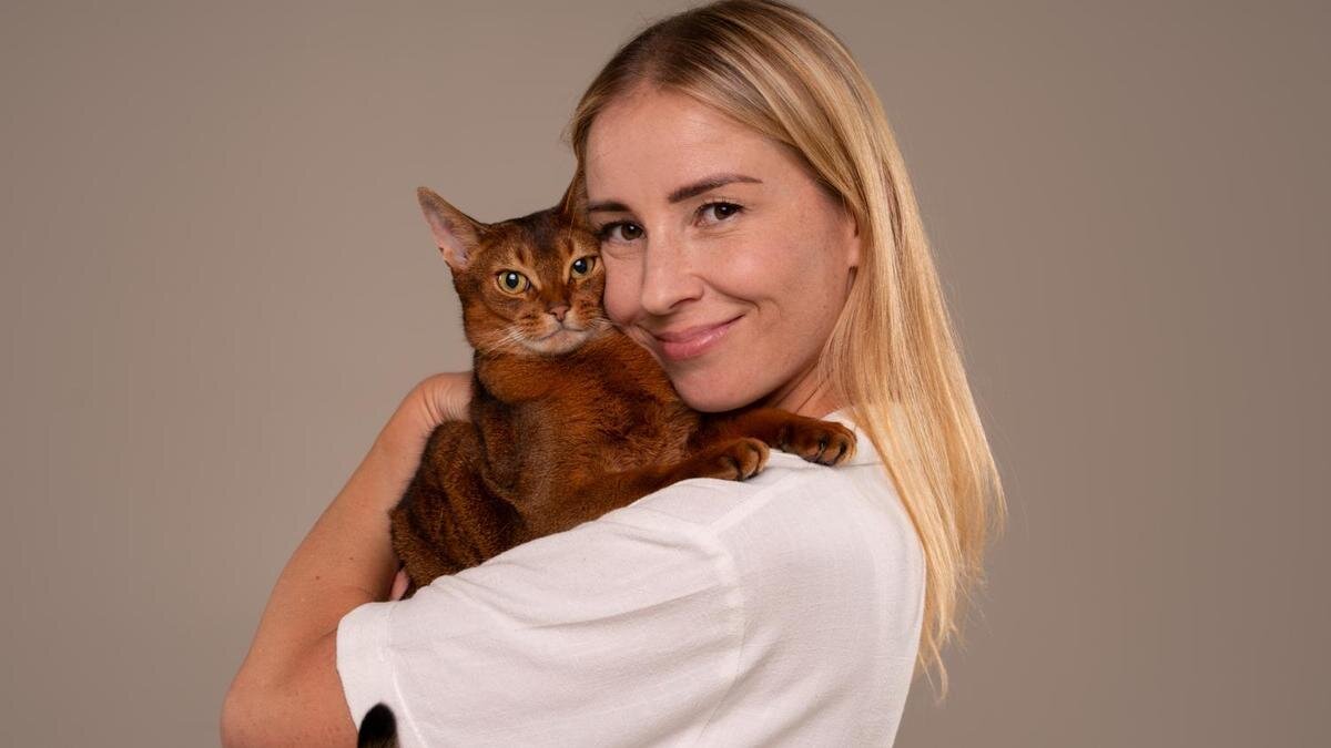    Девушка держит на руках кошку:Freepik