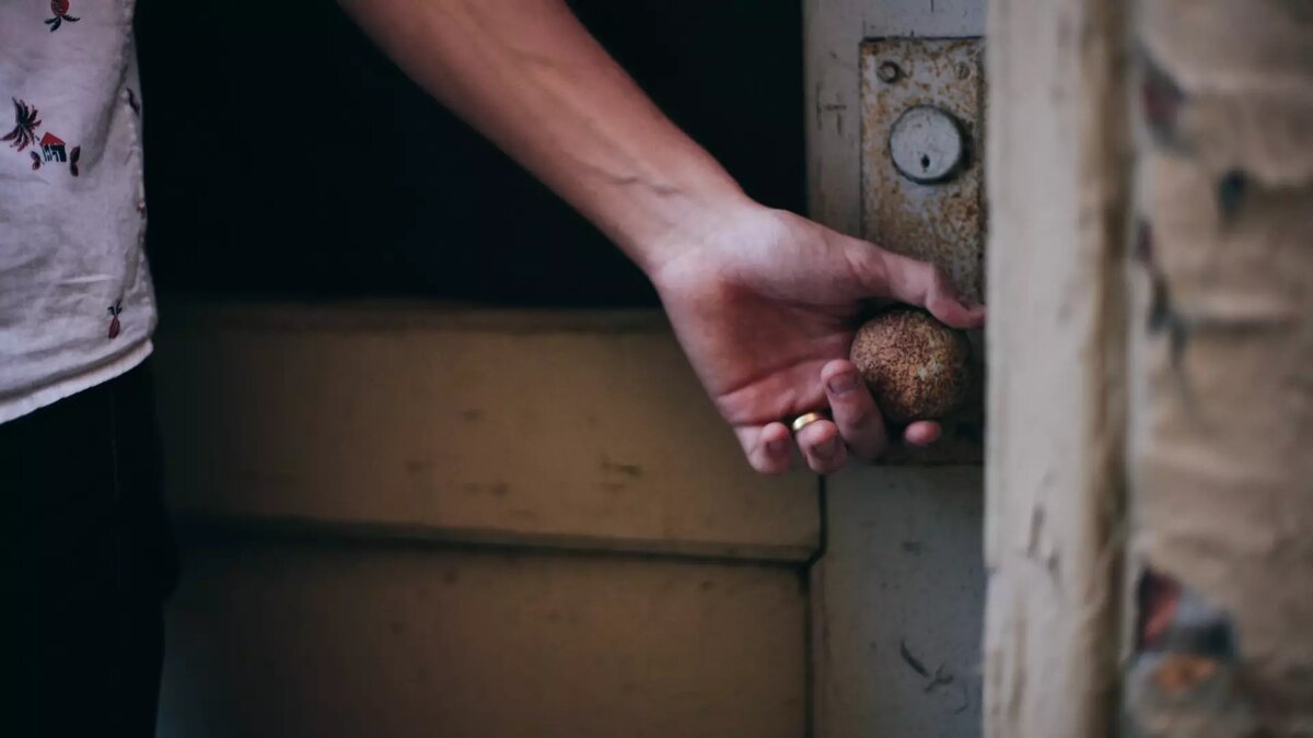     На помощь женщине пришли пожарные спасатели, об этом рассказали в пресс-службе МЧС РК.