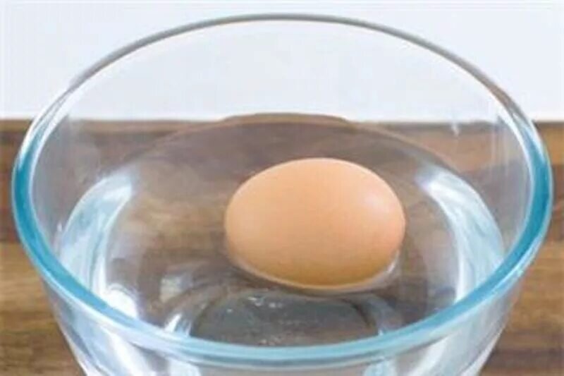 Почему вареное яйцо всплыло в воде. Яйцо в воде. Яйцо в соленой воде. Яйцо в стакане с водой. Яйцо плавает в воде.