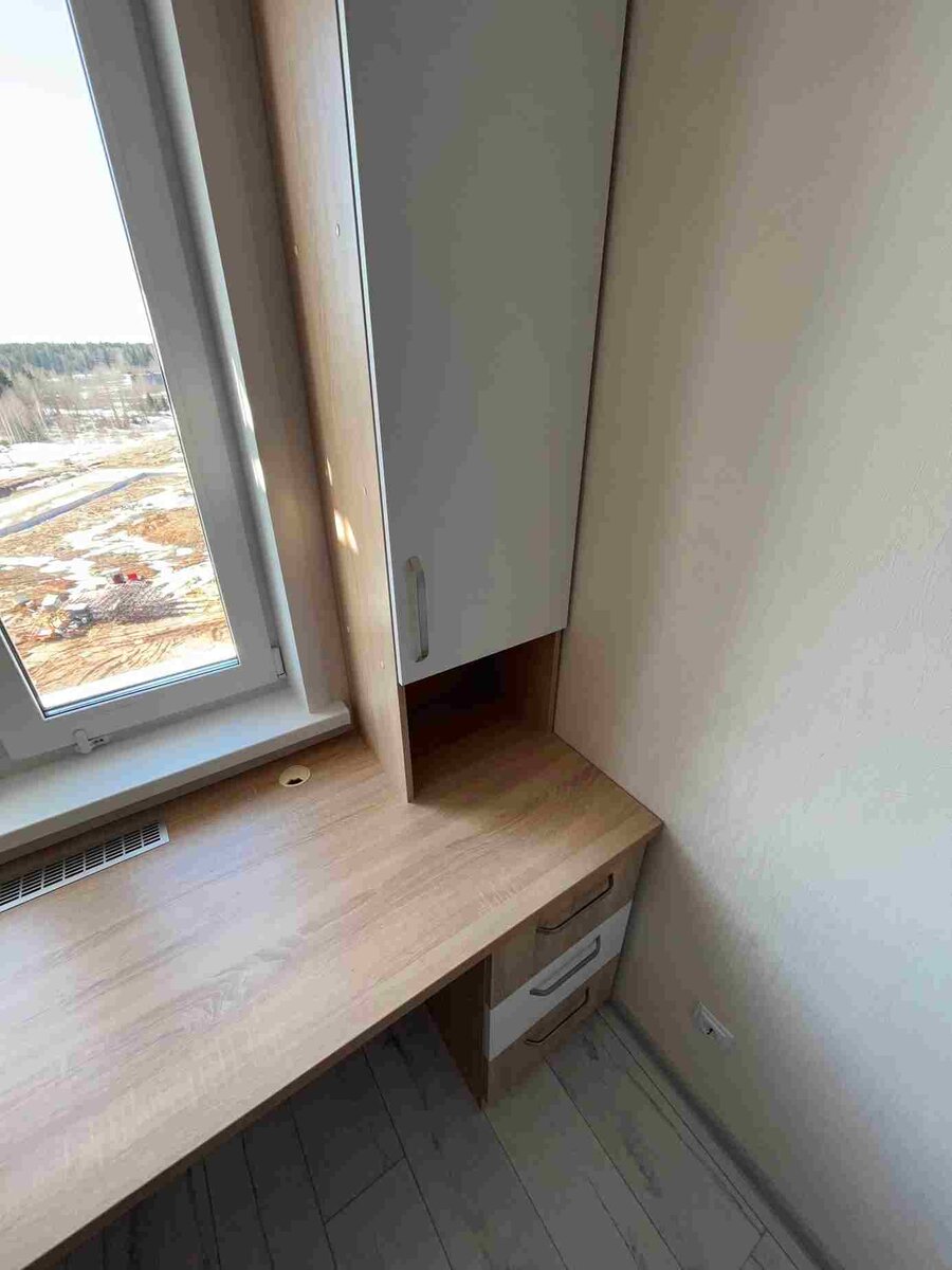 Детский стол у окна