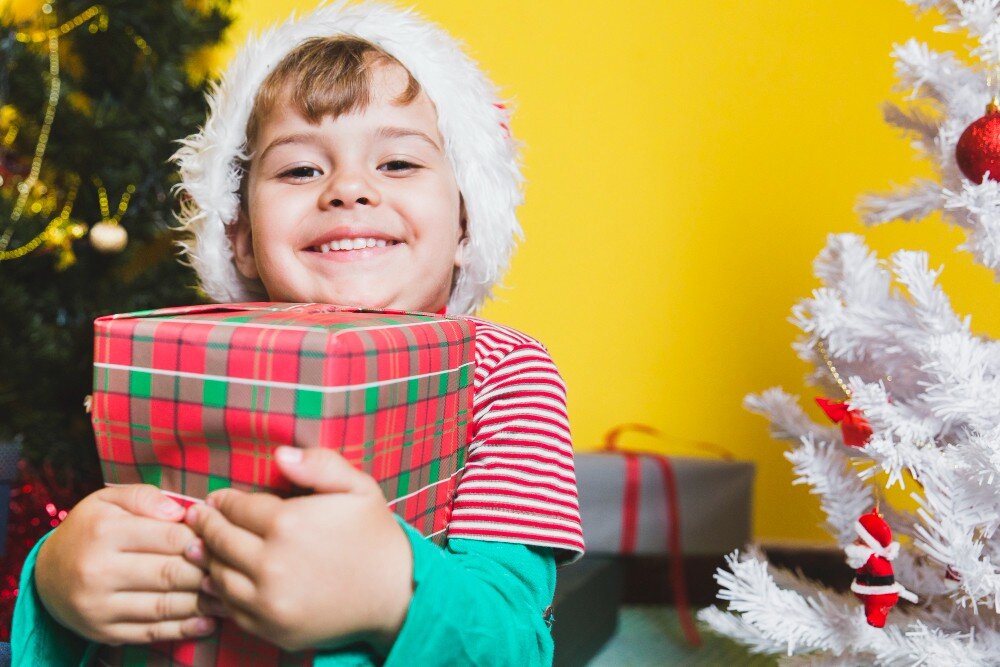 New year kid. Ребёнок обрадован. Порадуй ребенка. Услаждать ребёнка. Порадовать ребенка.