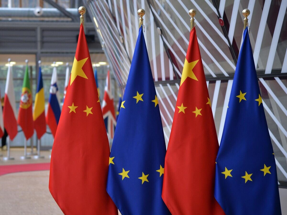    Флаги Европейского союза и государственные флаги КНР на саммите ЕС-КНР в Брюсселе. 9 апеля 2019© РИА Новости / Алексей Витвицкий