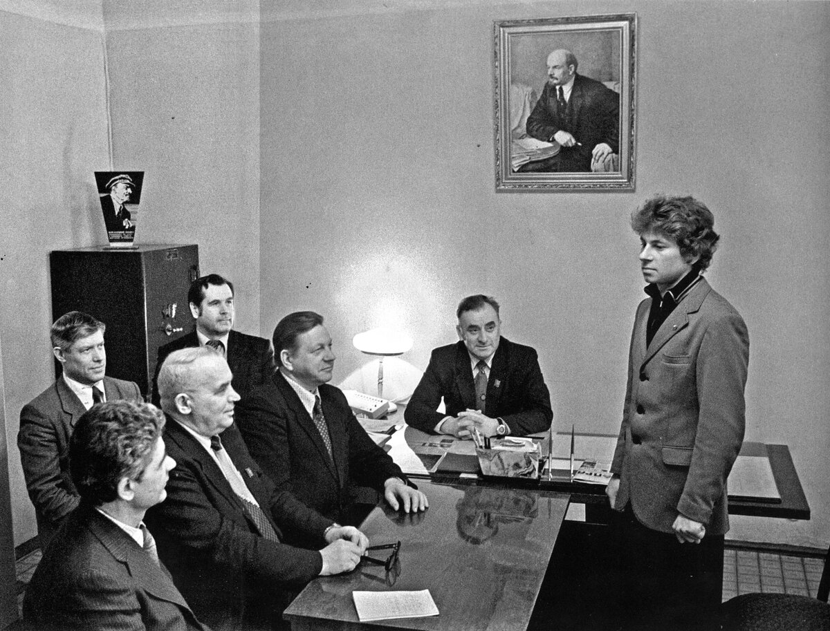 Вот таких партсобраний, где работника за любой проступок можно как следует отчитать, больше нет. 