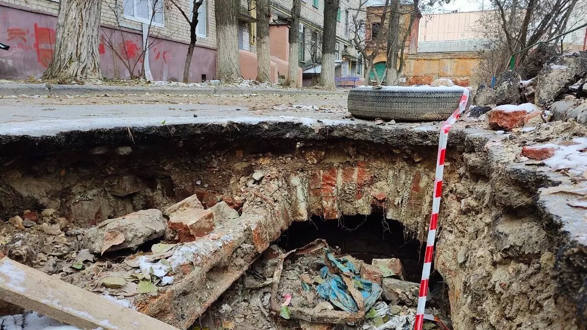     В Ворошиловском районе Волгограда под слоем асфальта и песка обнаружили фрагмент царицынского здания. Краевед Роман Шкода предполагает, что под землей скрывается дореволюционный подвал, засыпанный в 60-е годы прошлого века.