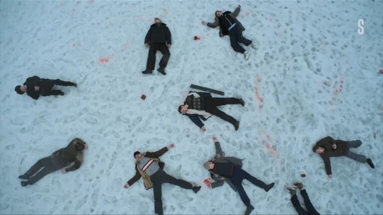 Избитые и искалеченные дети после драки. Кадр из сериала