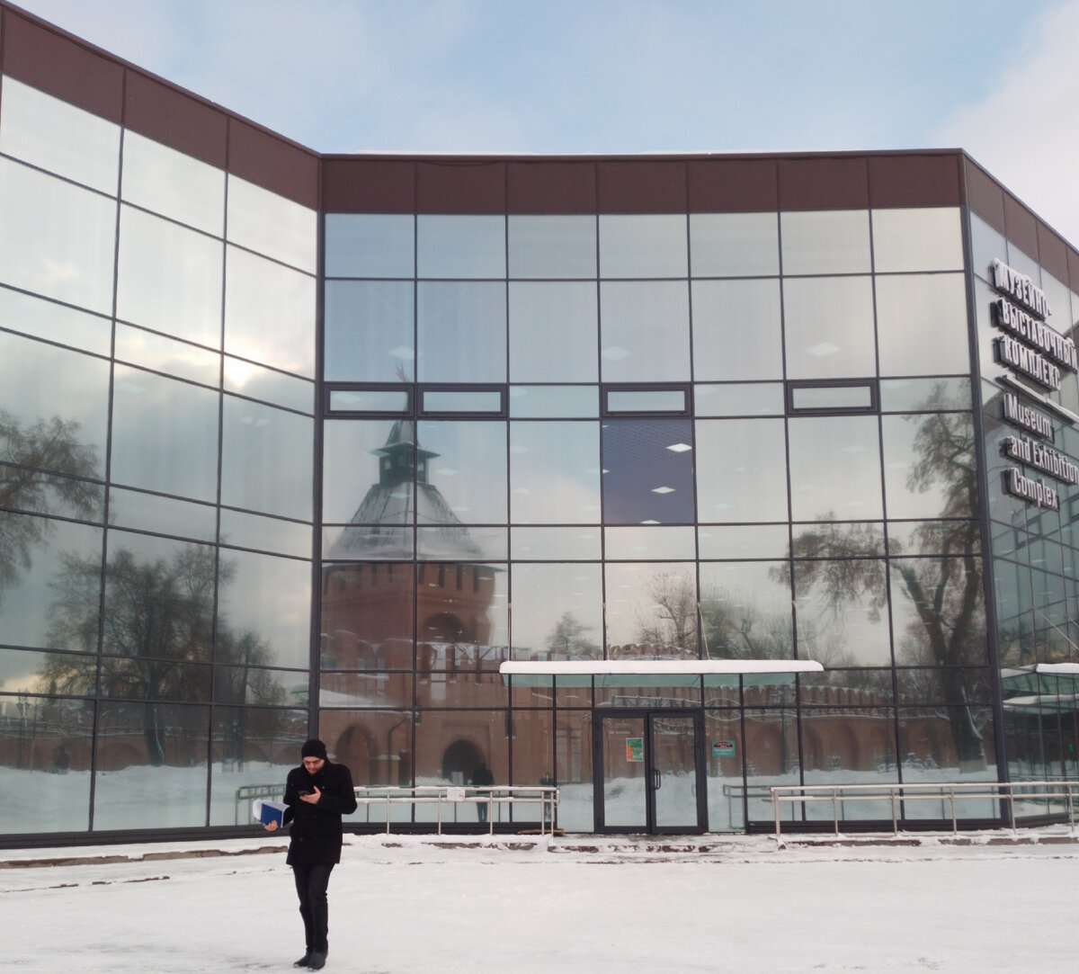 И это неплохой повод для открытия интересной выставки в Атриуме музейно-выставочного комплекса.  5/12/2023. Отличная, морозная погода, и  такая вот красота вокруг.