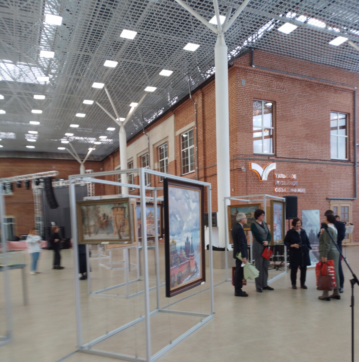 И это неплохой повод для открытия интересной выставки в Атриуме музейно-выставочного комплекса.  5/12/2023. Отличная, морозная погода, и  такая вот красота вокруг.-3