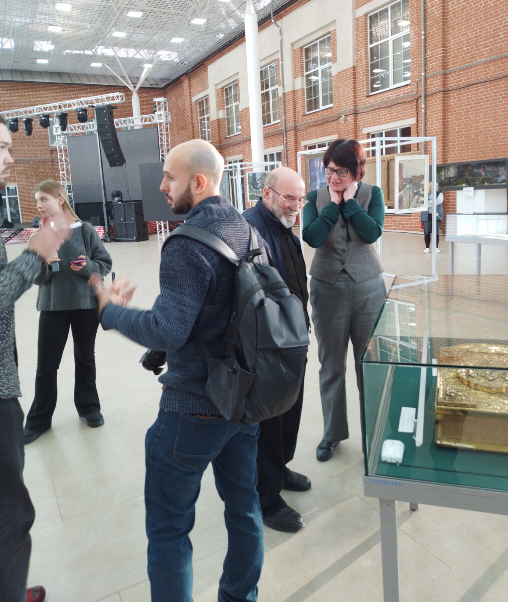 И это неплохой повод для открытия интересной выставки в Атриуме музейно-выставочного комплекса.  5/12/2023. Отличная, морозная погода, и  такая вот красота вокруг.-15