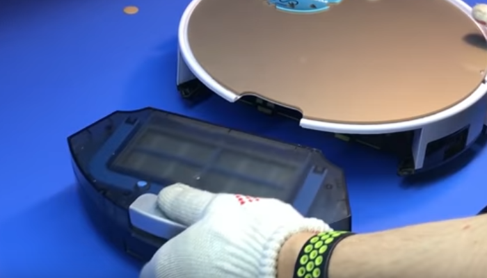 Фото 2. Извлекли контейнер для мусора