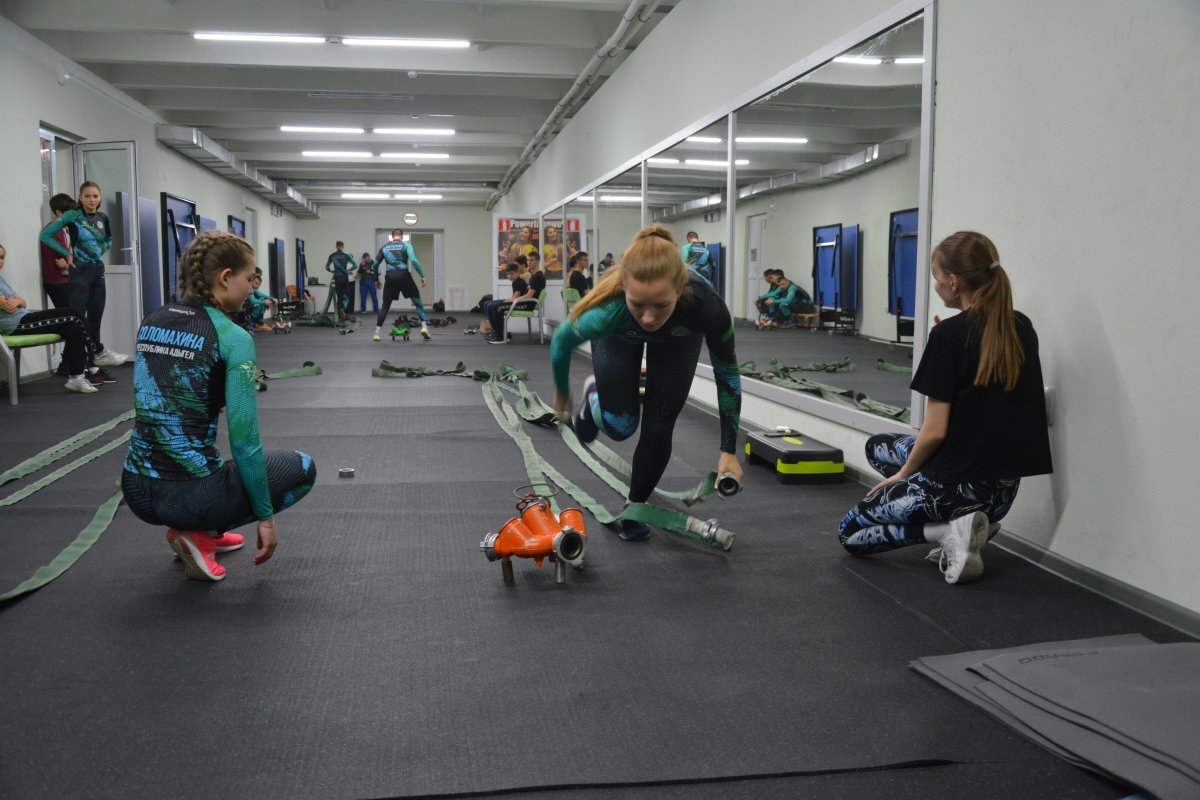    Идёт отработка элементов пожарного дела.