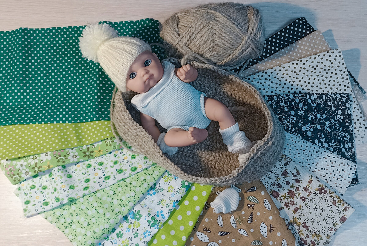 Снял носочек и варежку, все разбросал. 